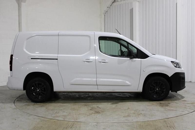 Used Citroën Berlingo 130 HP (95 kW) 2023 White MPV