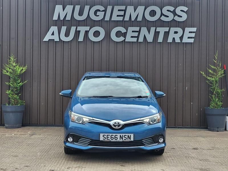 Used Toyota Auris 116 HP (85 kW) 2017 Blue Hatchback
