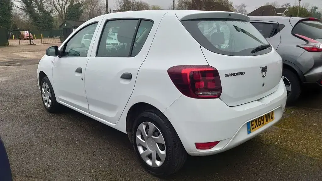 Używany Dacia Sandero Essentiel 90 KM (66 kW) 2019 Biały Hatchback