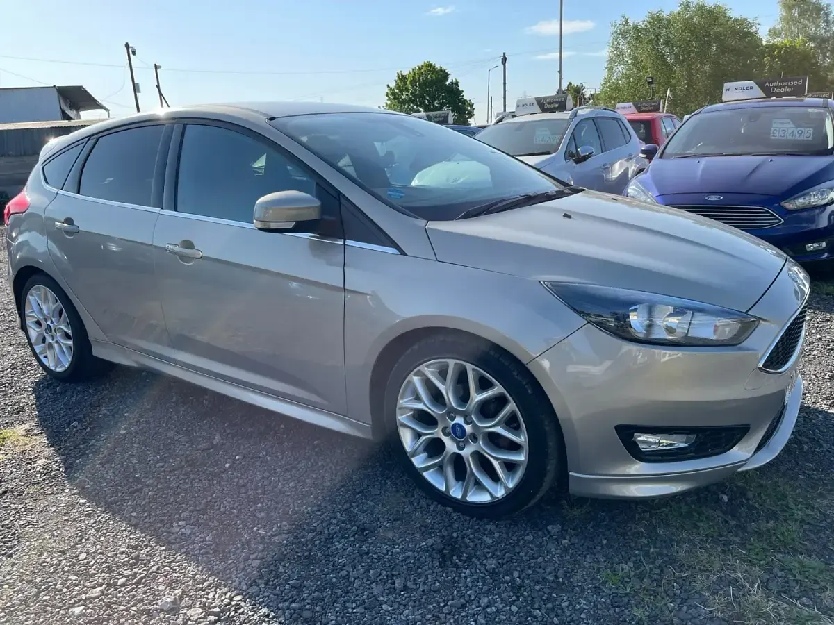 Usado Ford Focus Zetec 2016 Dorado Utilitario