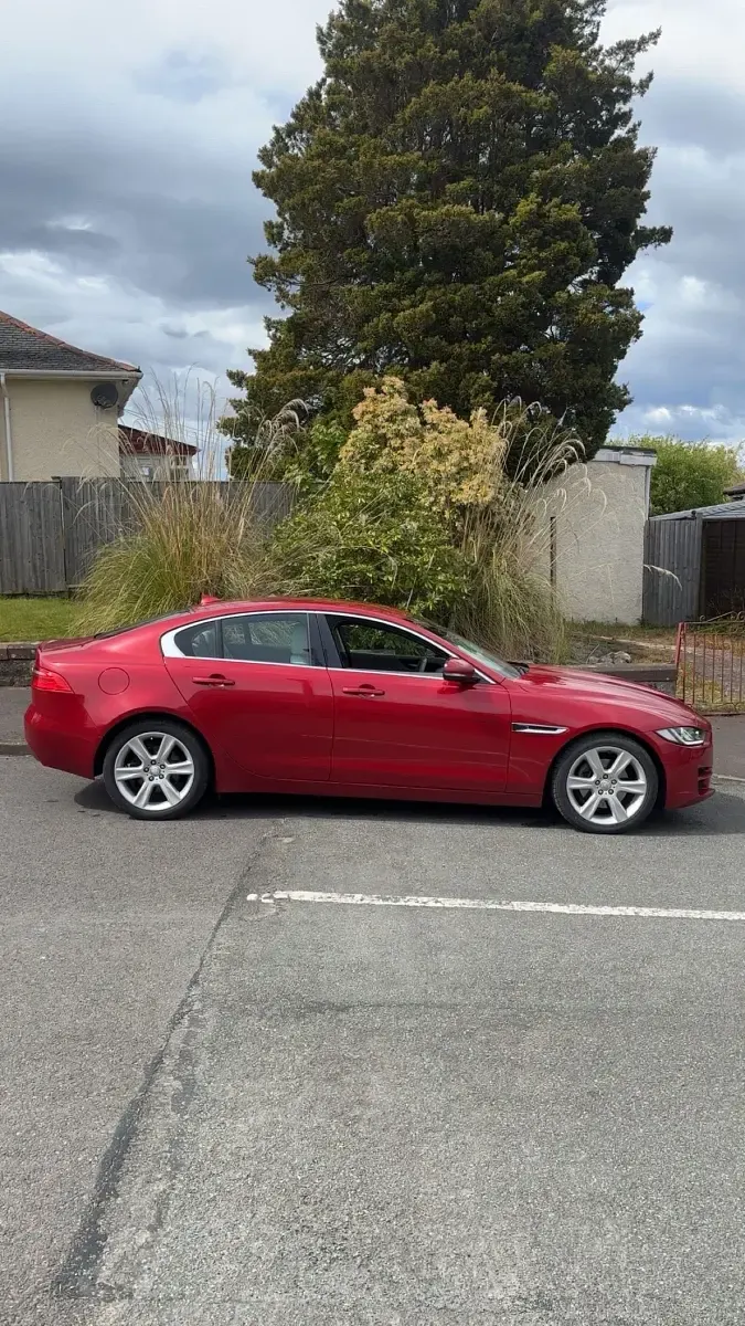 Usado Jaguar XE Portfolio 180 HP (132 kW) 2015 Vermelho Sedan