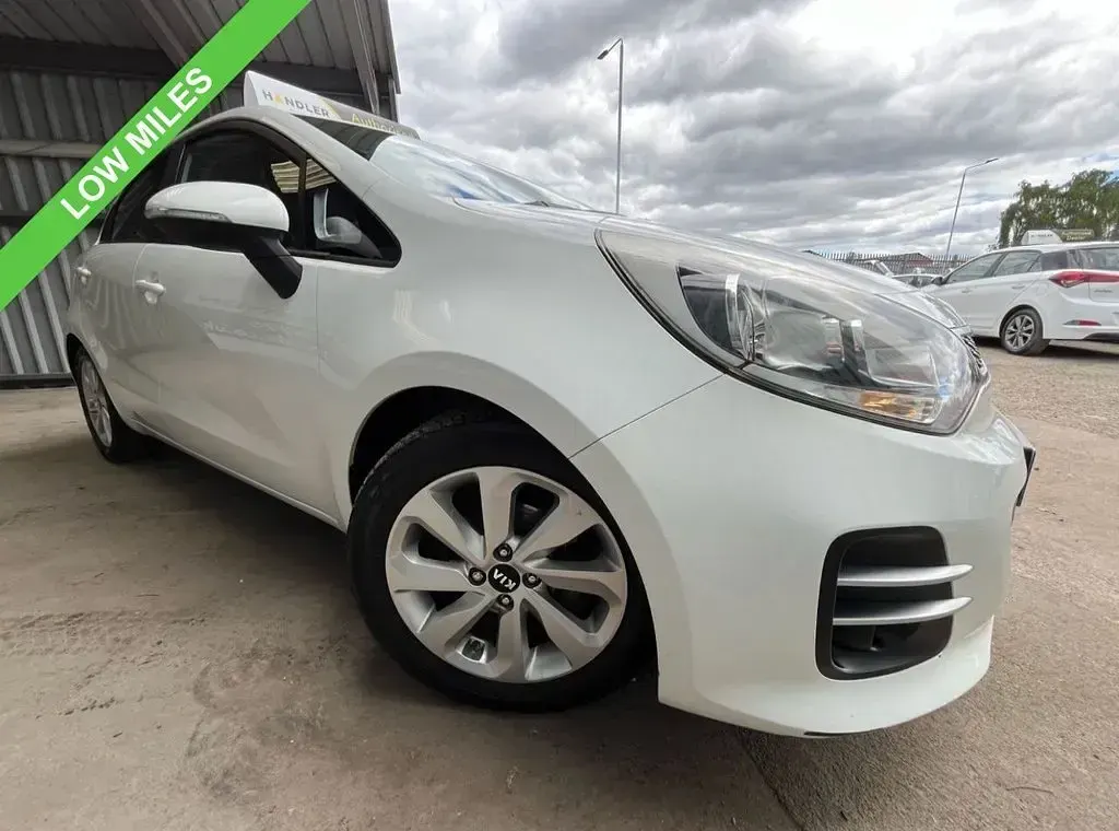 Used Kia Rio 84 HP (61 kW) 2015 White Hatchback