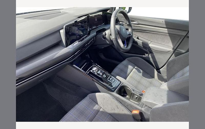 Used VW Golf VIII GTE 245 HP (180 kW) 2025 Pure white Hatchback