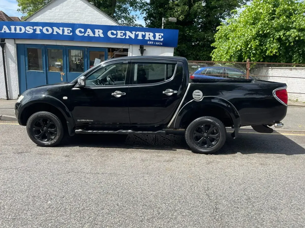 Käytetty Mitsubishi L200 176 HP (129 kW) 2013 Musta Nouto