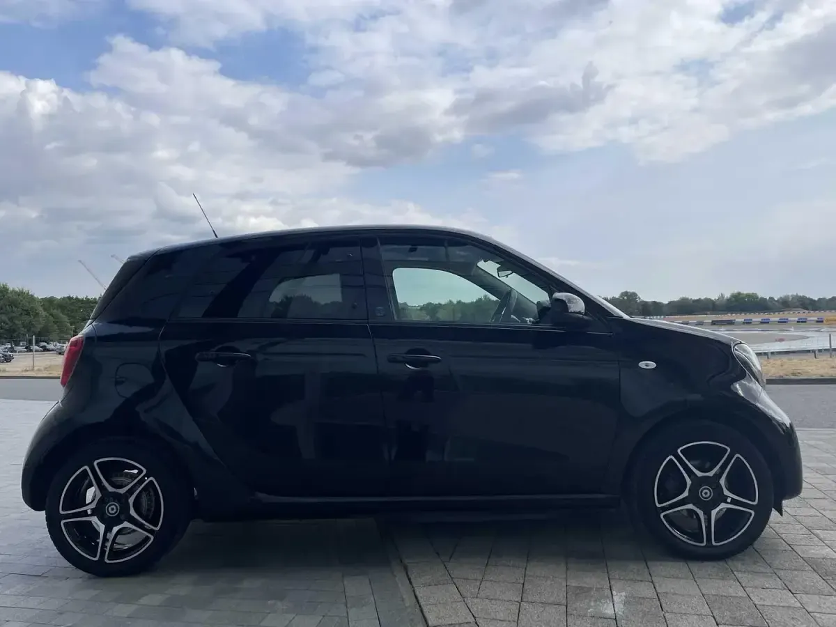 Used Smart ForFour Electric Drive Premium 60 kW (82 HP) 2022 Black Hatchback