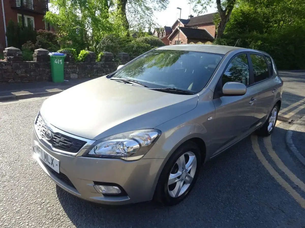 Used Kia Ceed 126 HP (92 kW) 2011 Silver Hatchback