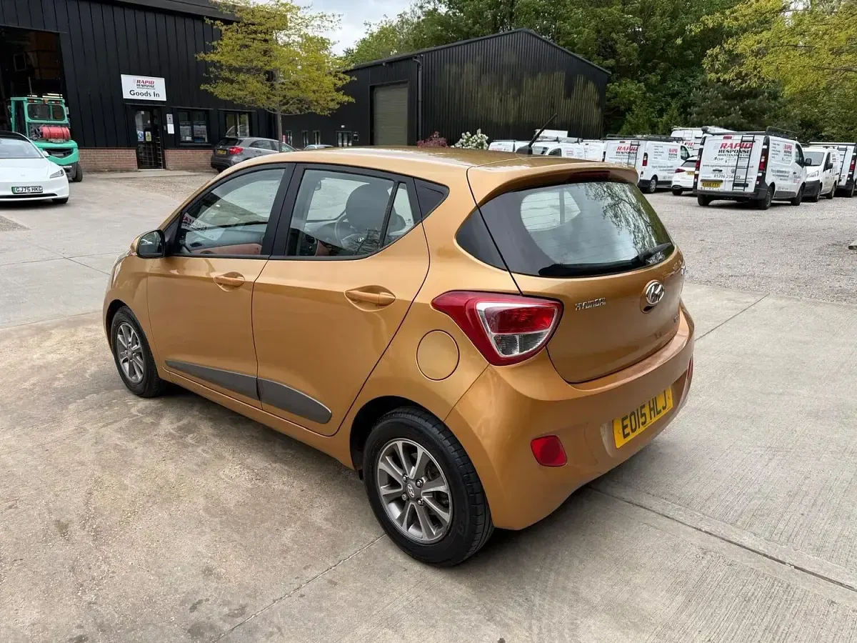 Used Hyundai i10 Premium 87 HP (63 kW) 2015 Orange Hatchback