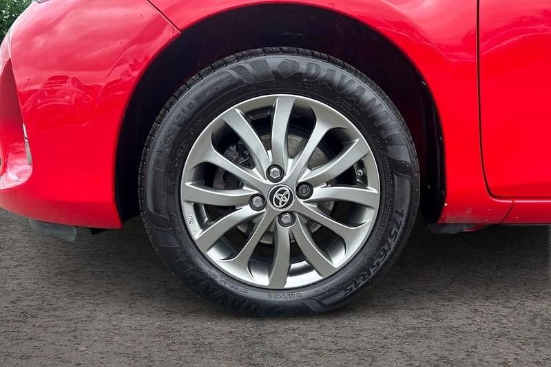 Used Toyota Yaris 69 HP (50 kW) 2016 Red Hatchback