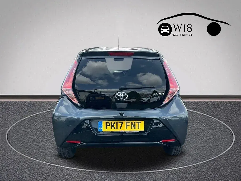 Begagnad Toyota Aygo X-clusiv 69 HK (50 kW) 2017 Grå Halvkombi