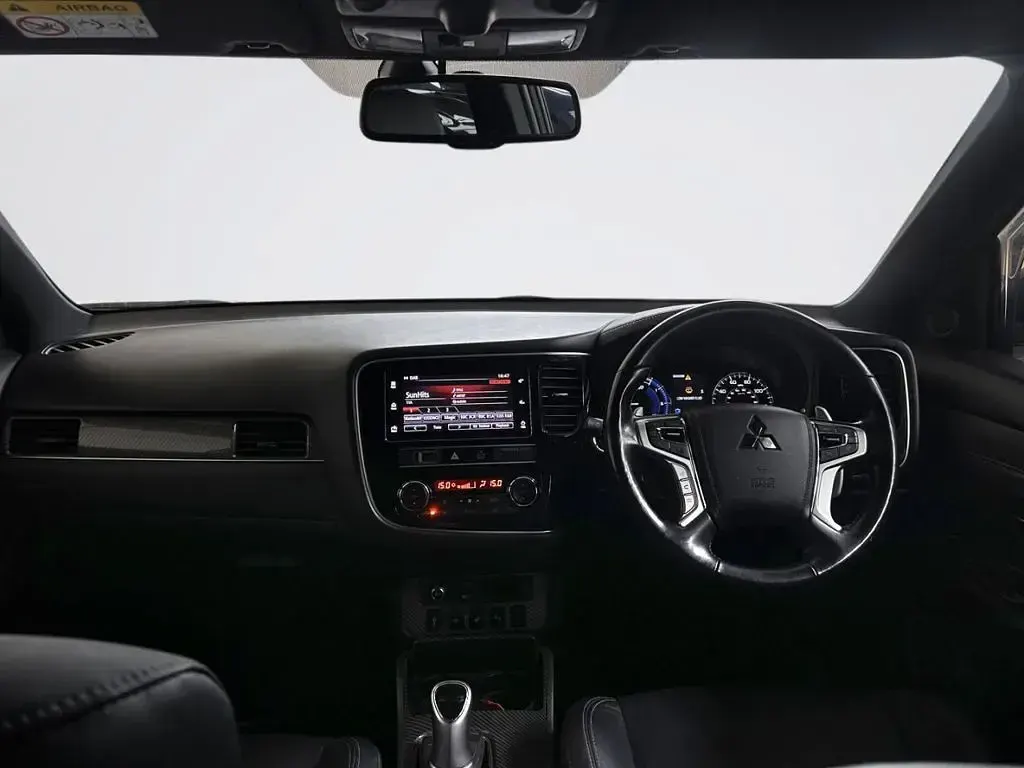 Used Mitsubishi Outlander P-HEV 209 HP (153 kW) 2018 White SUV