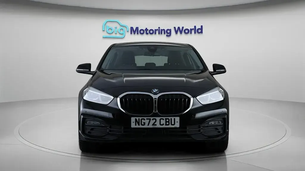 Begagnad BMW 118 136 HK (100 kW) 2022 Svart Halvkombi