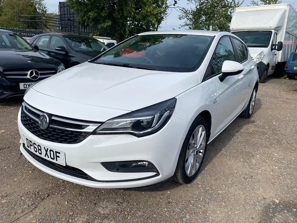 Begagnad Vauxhall Astra Design Edition 2018 Vit Halvkombi