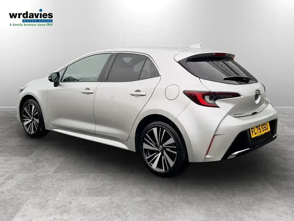 Begagnad Toyota Corolla Design 140 HK (102 kW) 2025 Silver Halvkombi