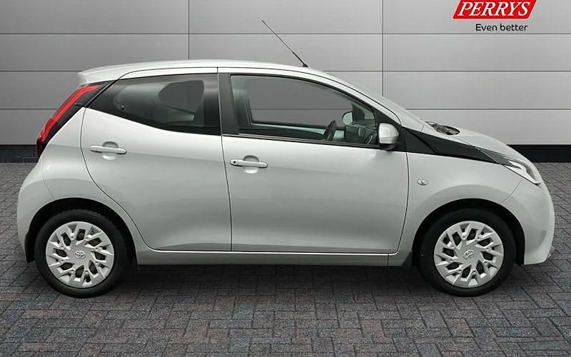 Used Toyota Aygo X-play 72 HP (52 kW) 2020 Hatchback
