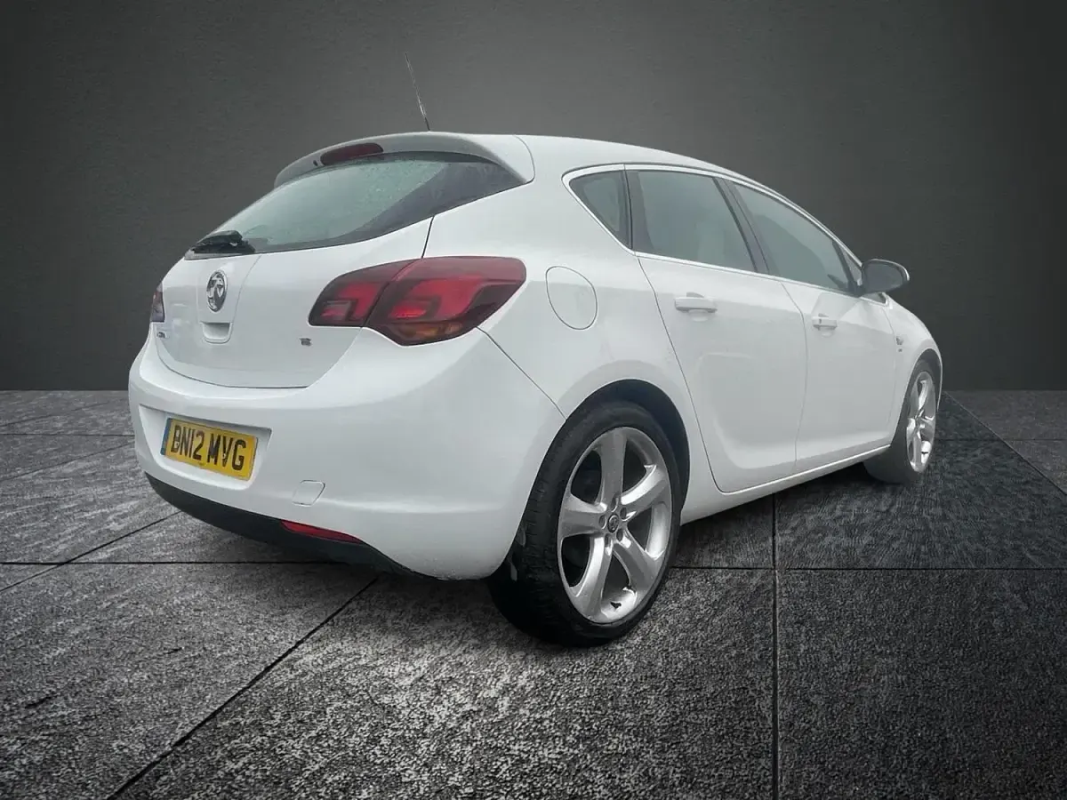 Used Vauxhall Astra SRi 115 HP (84 kW) 2012 White Hatchback