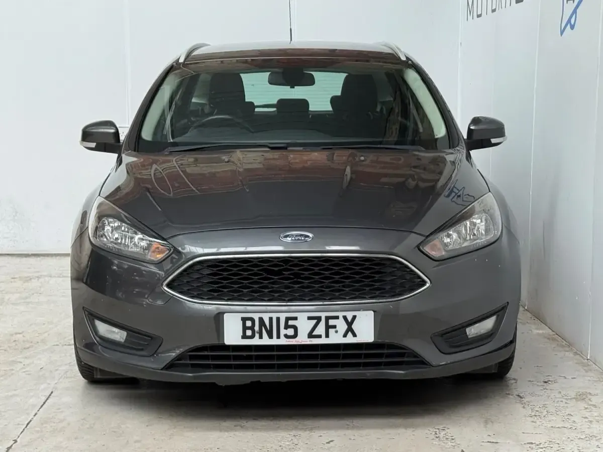 Begagnad Ford Focus Zetec 2015 Grå Kombi