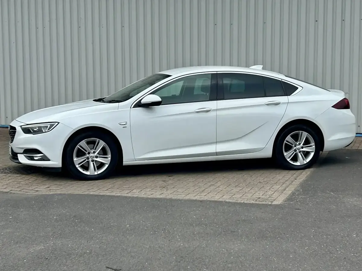 Used Vauxhall Insignia SRi 2017 White Hatchback