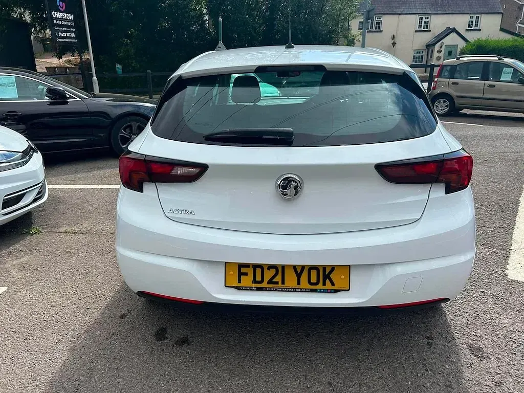 Used Vauxhall Astra SRi 145 HP (106 kW) 2021 White Hatchback
