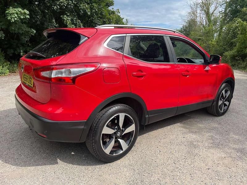 Red Used 2017 Nissan Qashqai N-Connecta SUV | £7,495 (Fair price) - Image 1/4