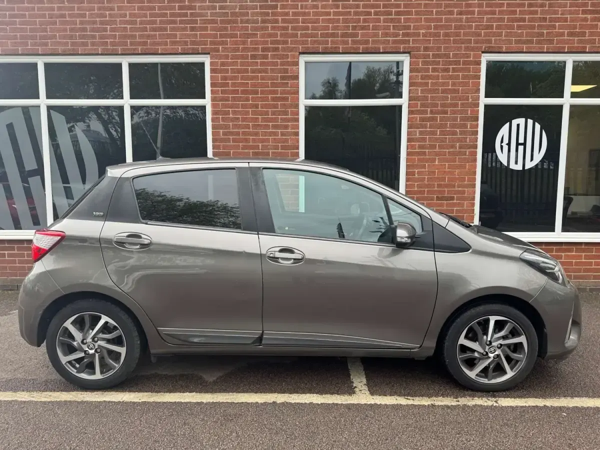 Używany Toyota Yaris 2020 Brązowy Hatchback