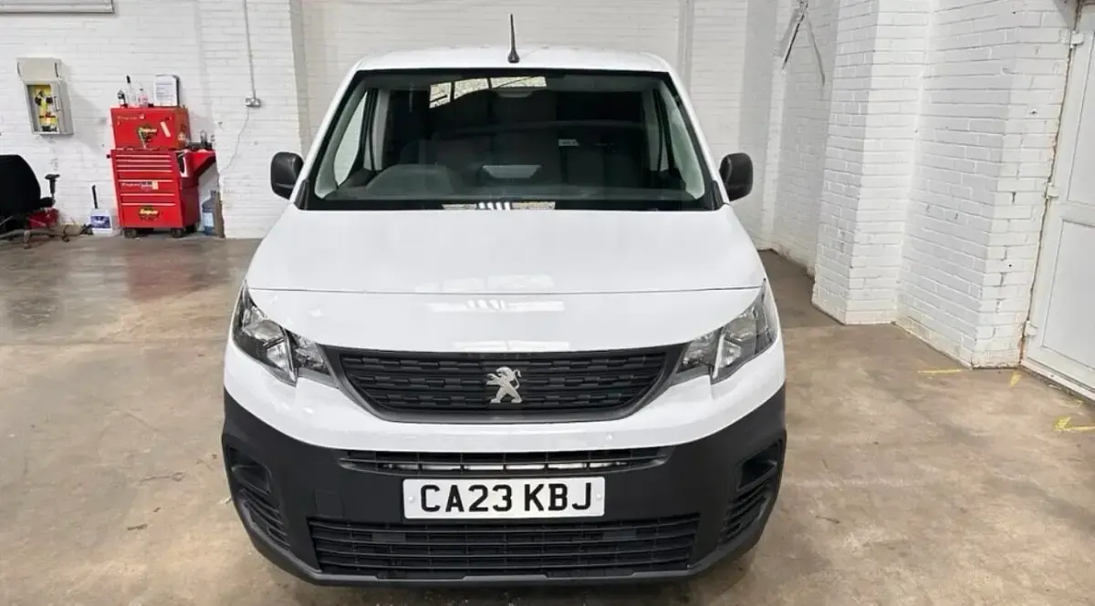 Used Peugeot Partner Premium 100 HP (73 kW) 2023 White MPV