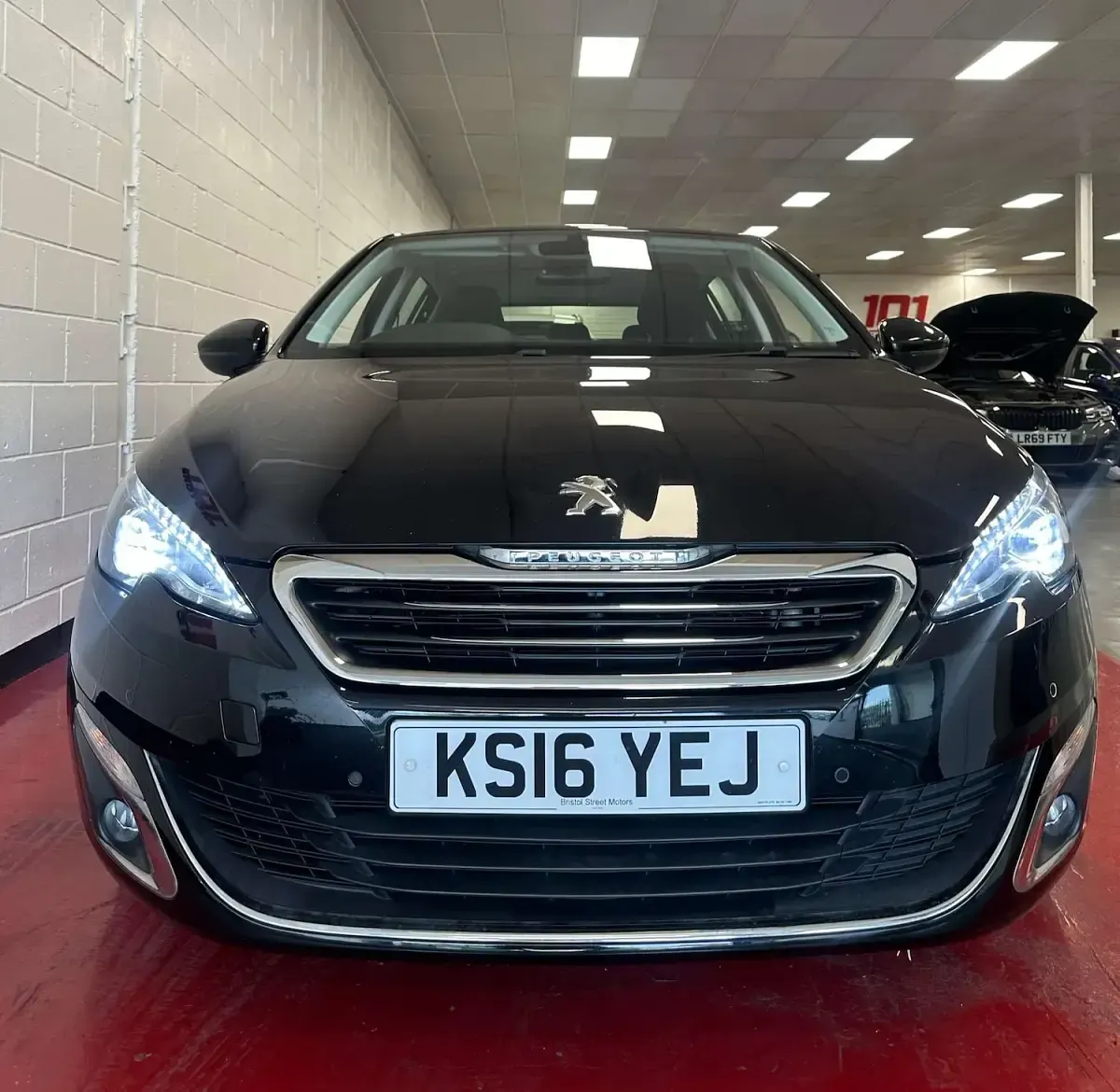 Usado Peugeot 308 Allure 130 CV (95 kW) 2016 Negro Utilitario