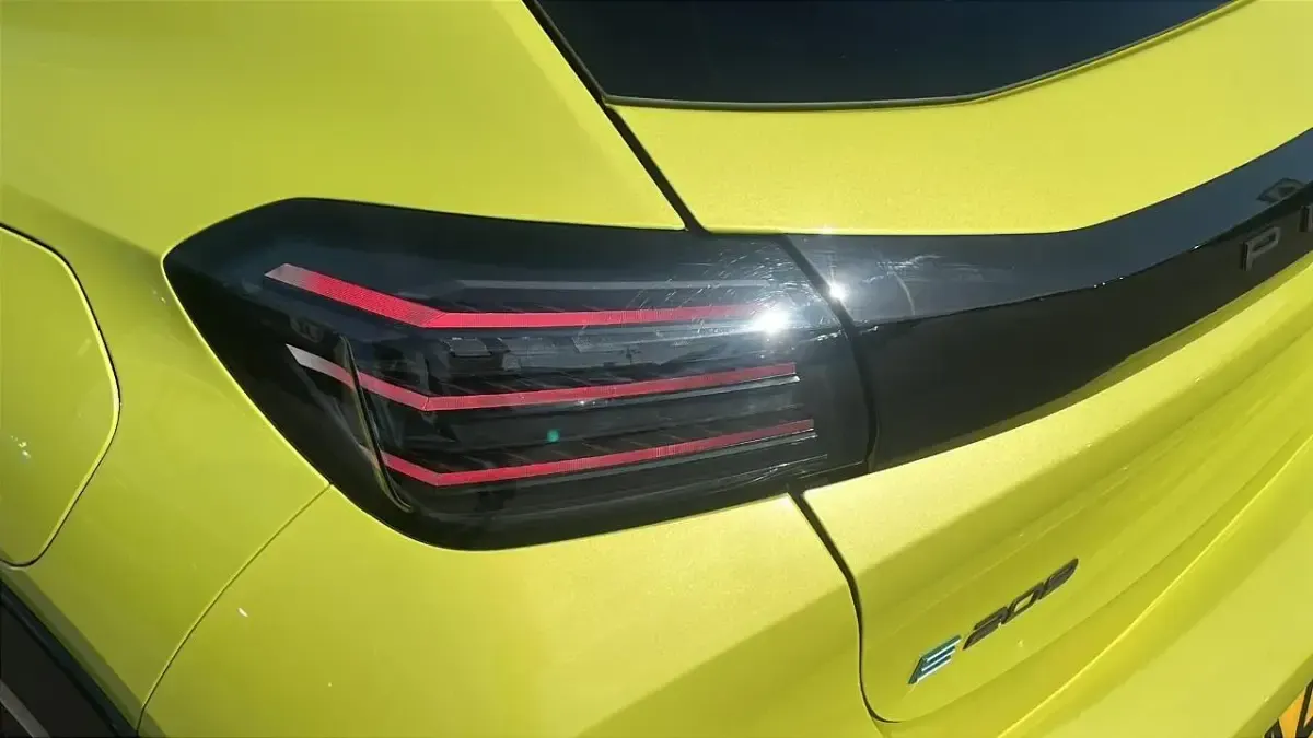 Occasion Peugeot e-208 GT 113 kW (154 ch) 2024 Jaune Citadine