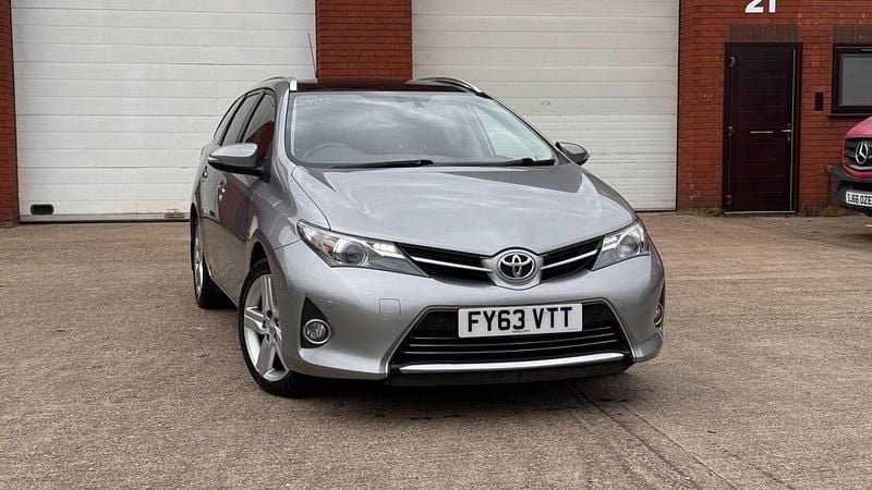 Used Toyota Auris 132 HP (97 kW) 2013 Grey Estate