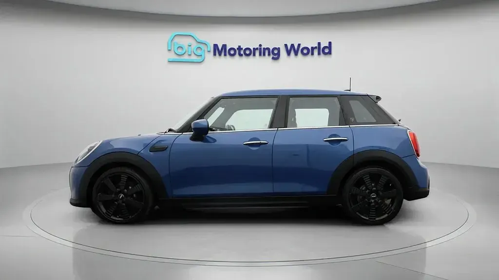 Używany Mini Cooper Exclusive 136 KM (100 kW) 2023 Niebieski Hatchback