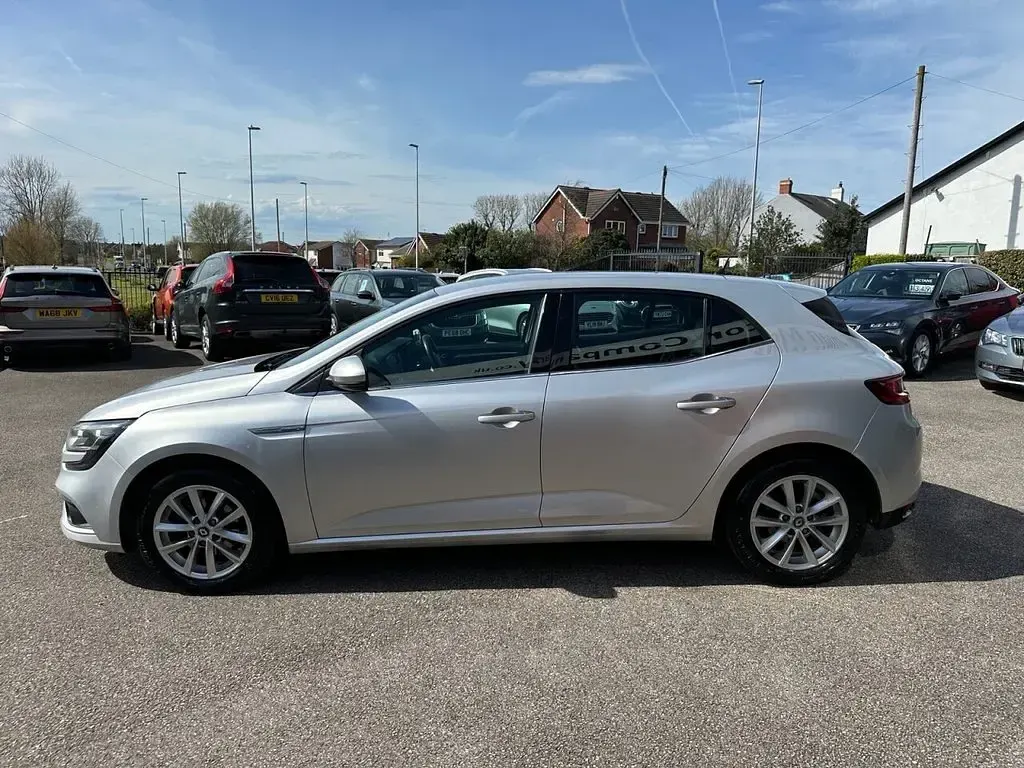Used Renault Mégane III Dynamique 110 HP (80 kW) 2016 Silver Hatchback