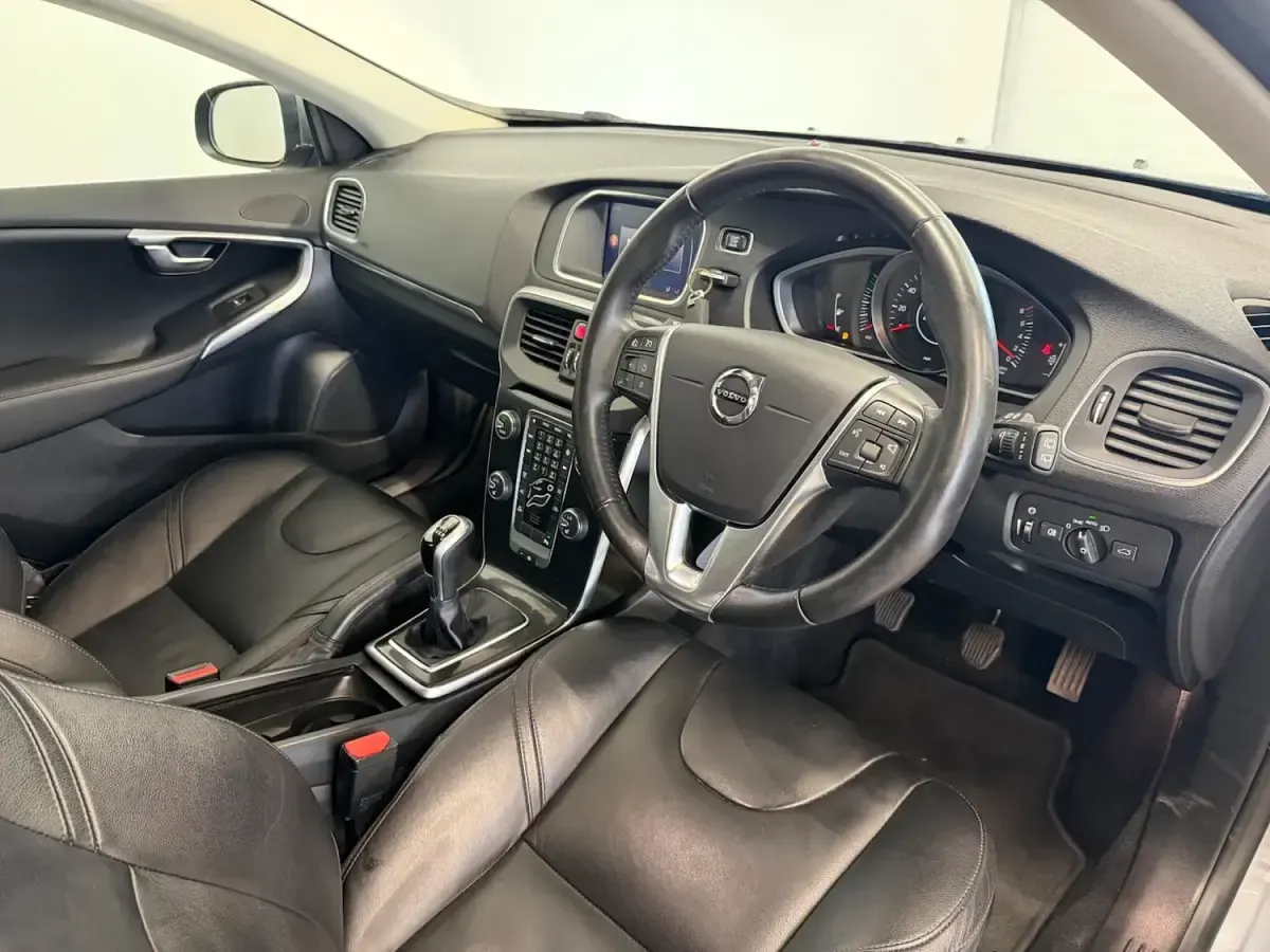 Used Volvo V40 Momentum 122 HP (89 kW) 2017 Grey Hatchback