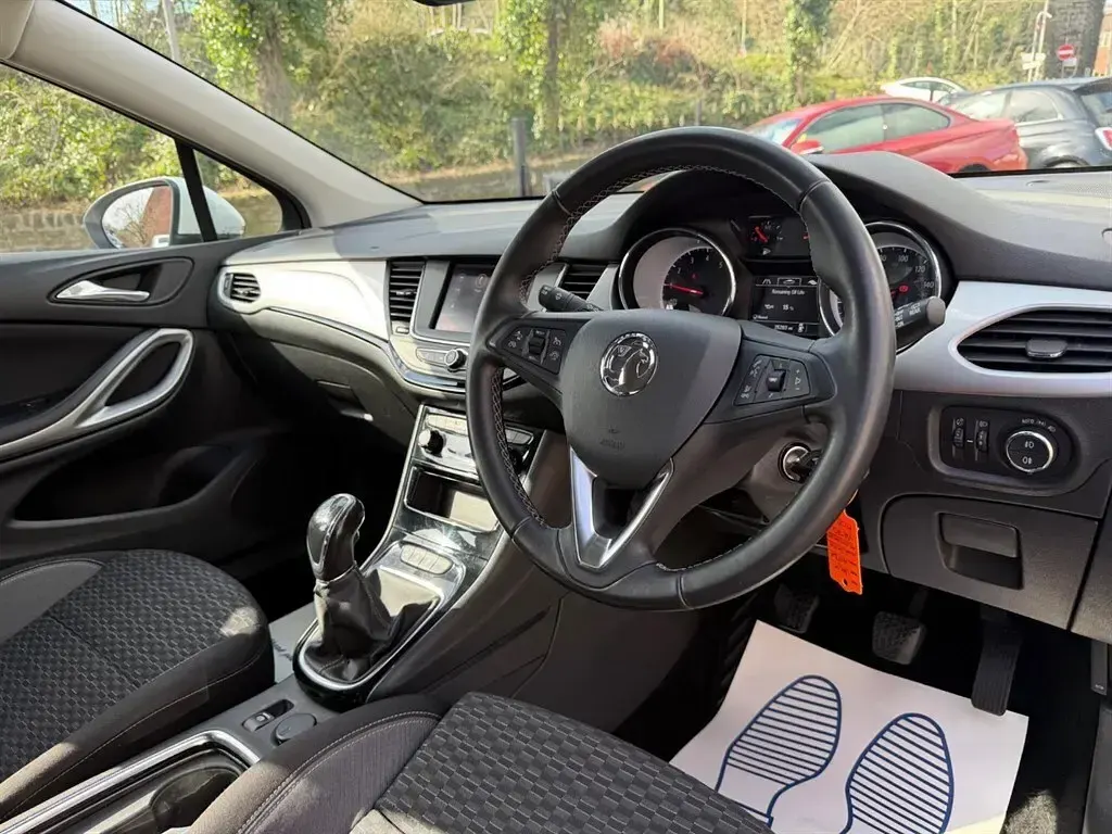 Used Vauxhall Astra SRi 110 HP (80 kW) 2021 White Hatchback
