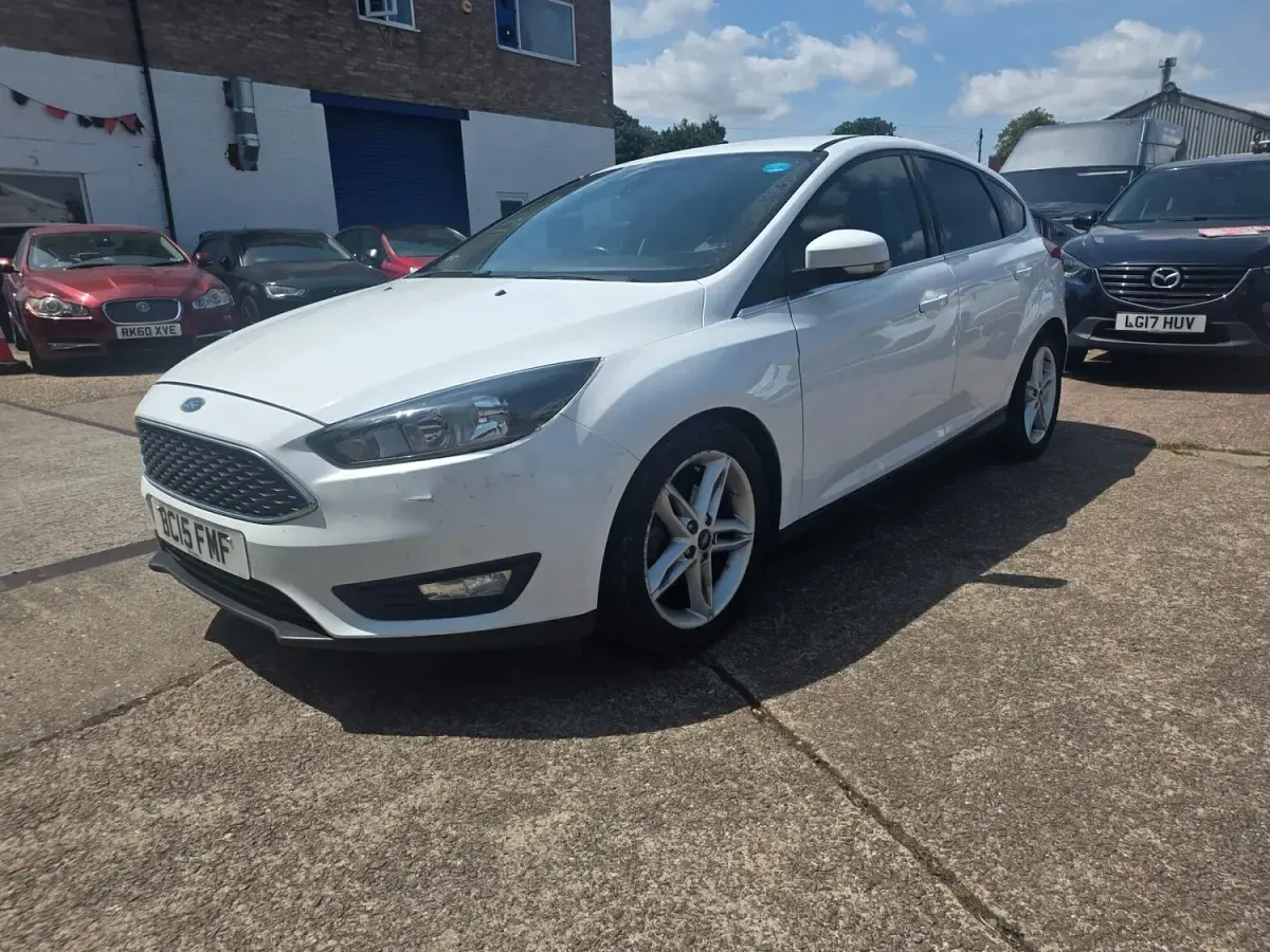 Used Ford Focus Zetec 2015 White Hatchback