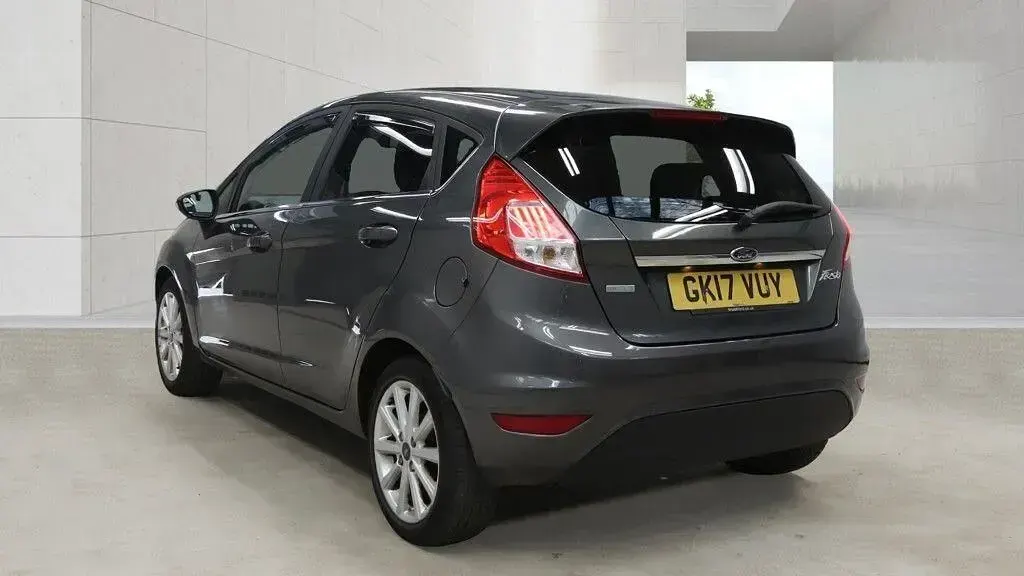 Begagnad Ford Fiesta Titanium 2017 Grå Halvkombi