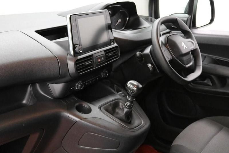 Used Peugeot Partner 100 HP (73 kW) 2022 White MPV