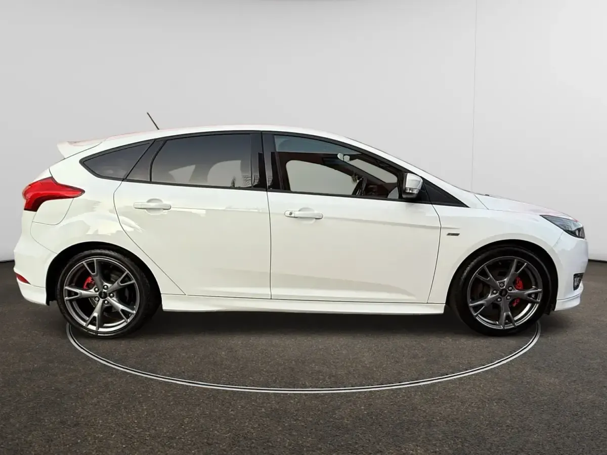 Gebraucht Ford Focus ST-Line X 140 PS (102 kW) 2018 Weiß Kleinwagen