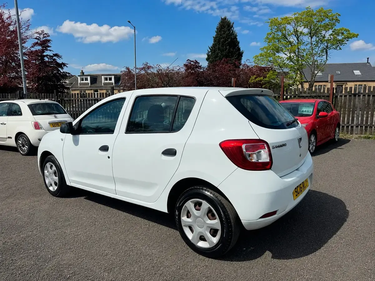 Used Dacia Sandero Ambiance 75 HP (55 kW) 2016 White Hatchback