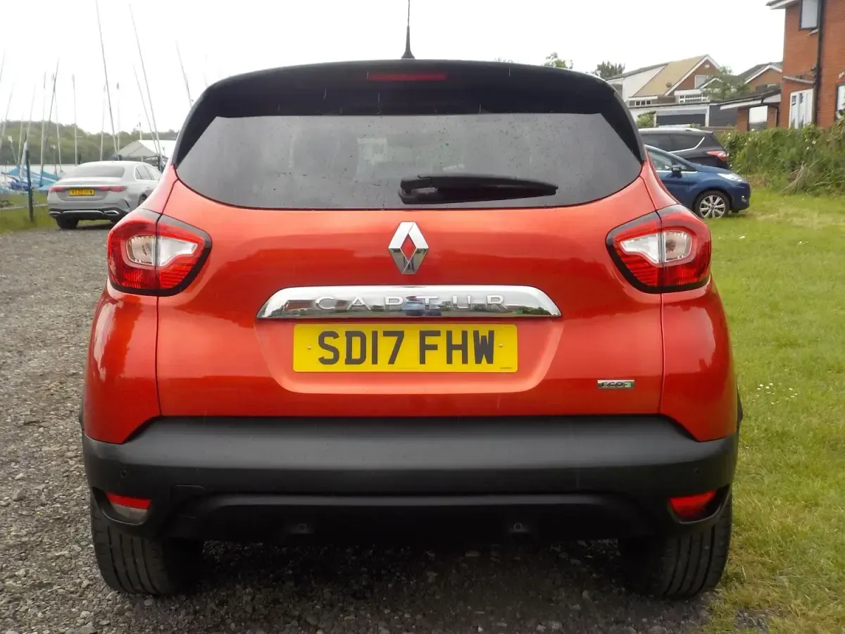 Used Renault Captur Dynamique 90 HP (66 kW) 2017 Red/black SUV