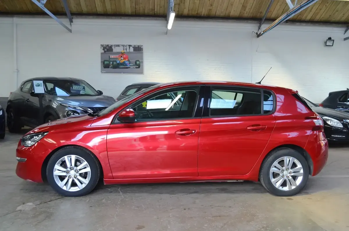 Used Peugeot 308 Active 100 HP (73 kW) 2014 Red Hatchback