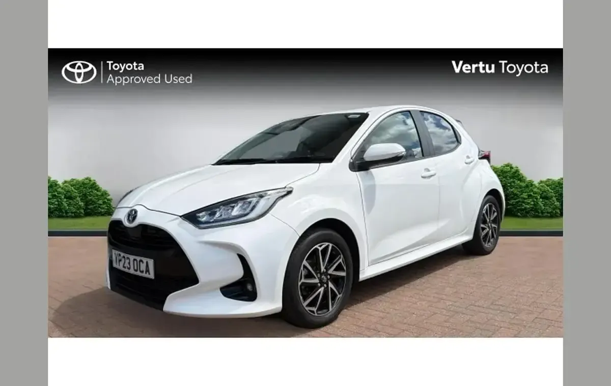 Used Toyota Yaris Design 116 HP (85 kW) 2023 White Hatchback