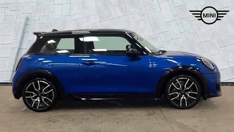 Usado Mini Cooper Hatch 113 kW (154 CV) 2025 Azul Utilitario