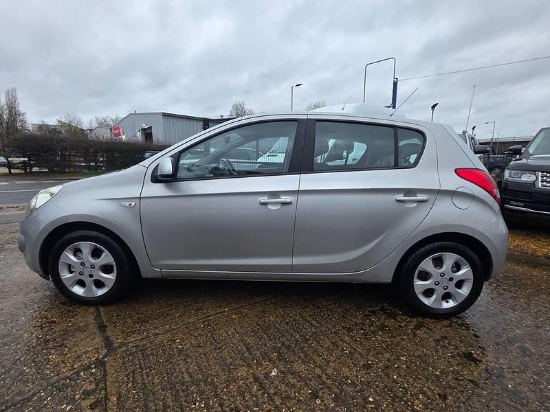 Used Hyundai i20 Comfort 99 HP (72 kW) 2010 Silver Hatchback