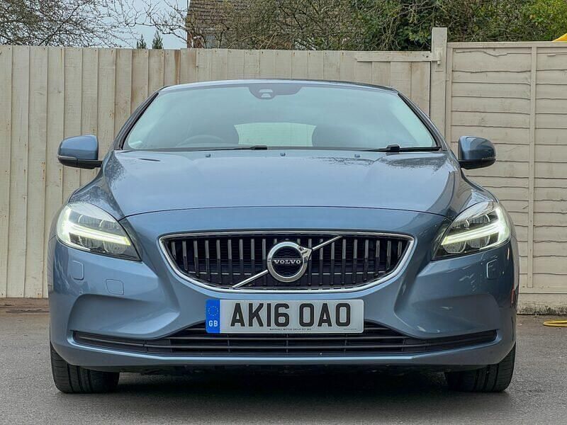 Used Volvo V40 Momentum 152 HP (111 kW) 2016 Blue Hatchback