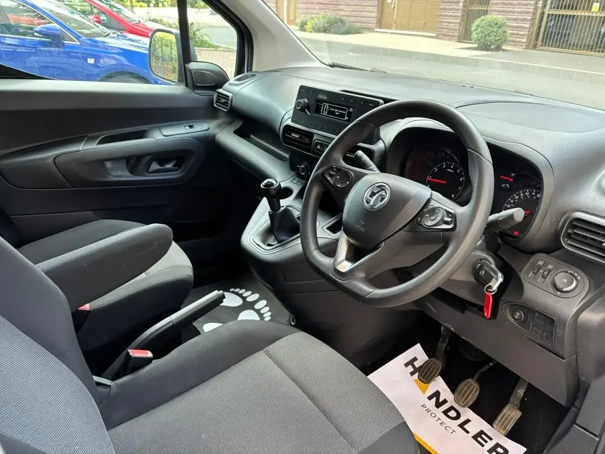 Used Vauxhall Combo 100 HP (73 kW) 2021 White Van