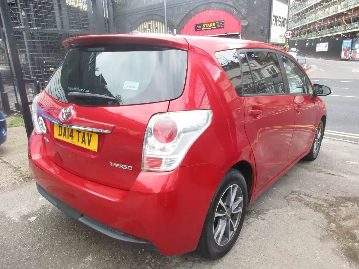 Used Toyota Verso 132 HP (97 kW) 2014 Red MPV