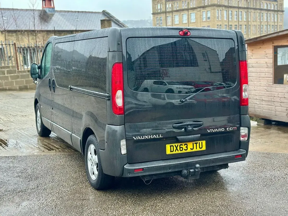 Used Vauxhall Vivaro 115 HP (84 kW) 2013 Black MPV
