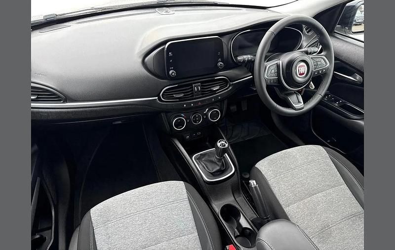 Used Fiat Tipo Cross 99 HP (72 kW) 2022 Silver Hatchback