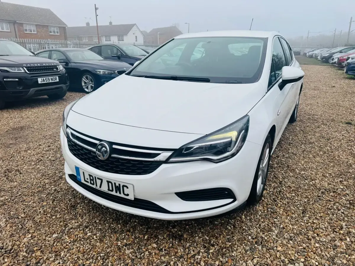 Second-hand Vauxhall Astra Design Edition 2017 Alb Hatchback