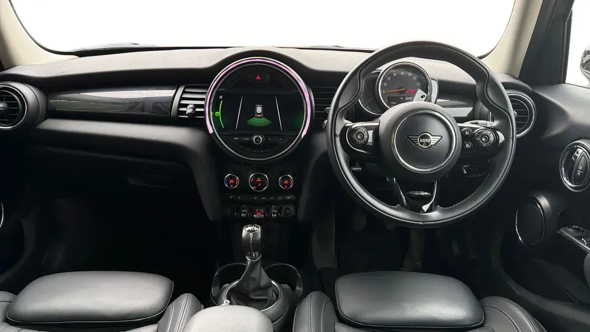 Usado Mini Cooper Exclusive 134 CV (98 kW) 2020 Negro Utilitario