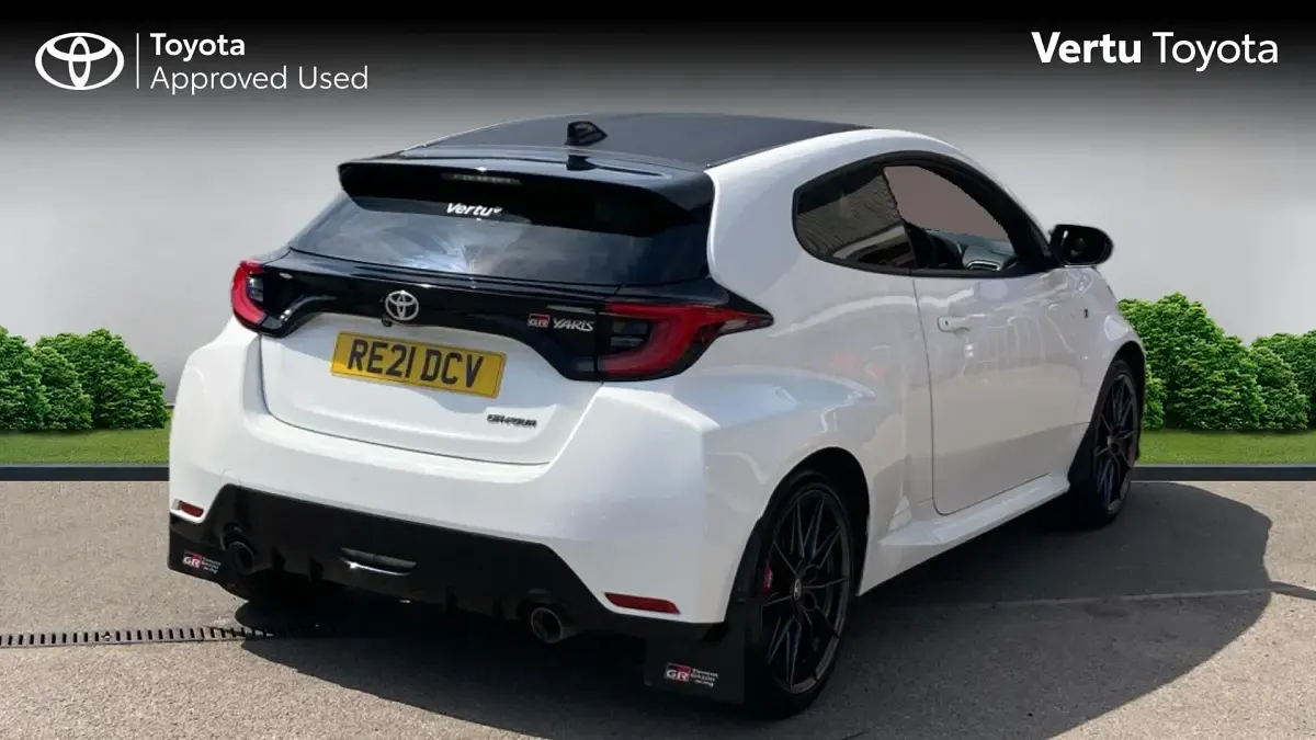 Used Toyota Yaris 257 HP (189 kW) 2021 White Hatchback